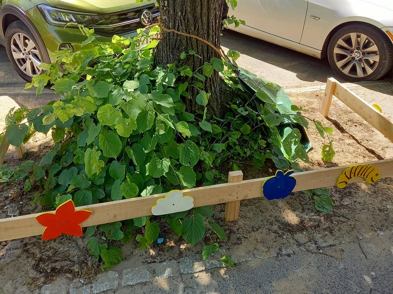 Straßenbaumpatenschaft einer Kita (Foto: Freilandlabor Britz e.V.)